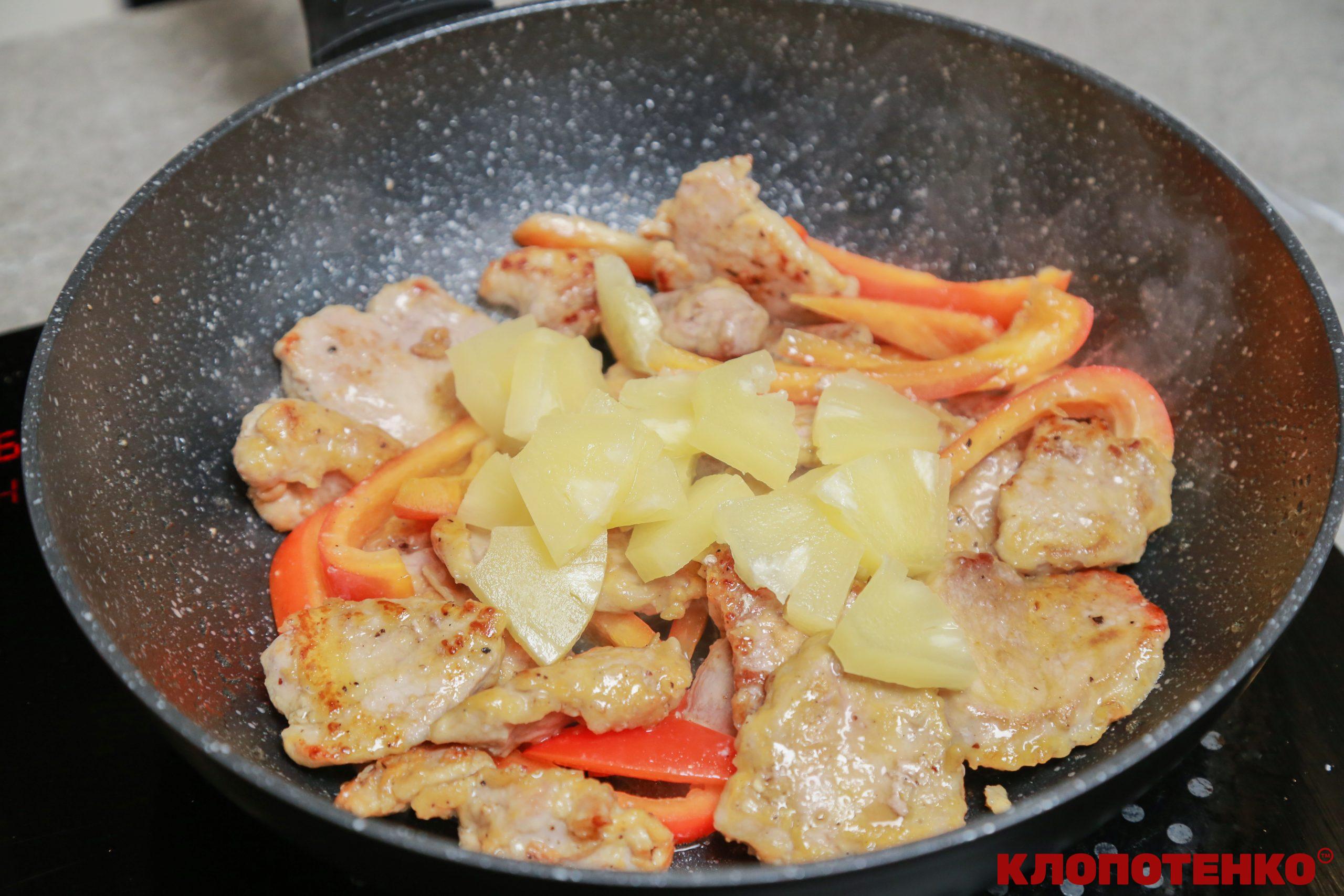 Викладання овочів на пательню до м'яса