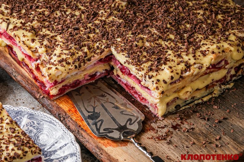 Пляцок з вишнями крупним планом 