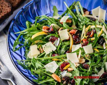 салат з руколою та пармезаном