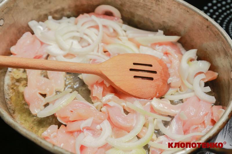 Обсмажування цибулі разом із курячим м'ясом