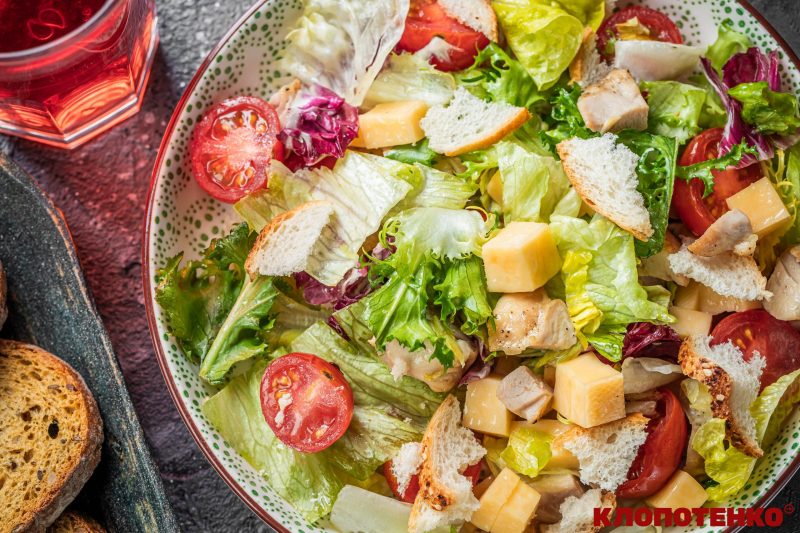 Салат з куркою, сиром та сухариками 