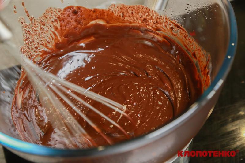 Розтоплений шоколад із маслом та молоком