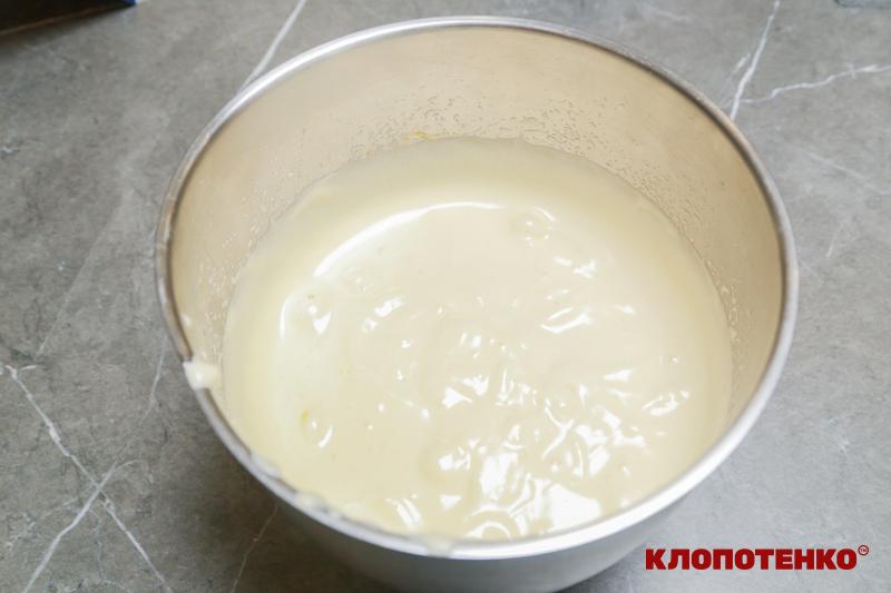 Збиті з цукром яйця для бісквіта