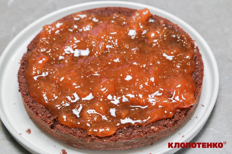 Змащування коржа абрикосовим варенням