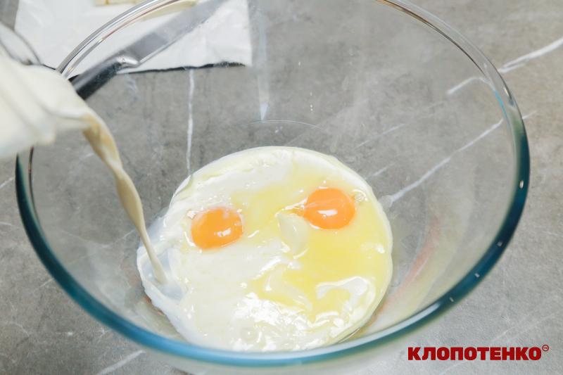 Змішування жовтків із молоком та маслом