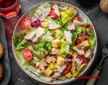 Салат з куркою та сиром