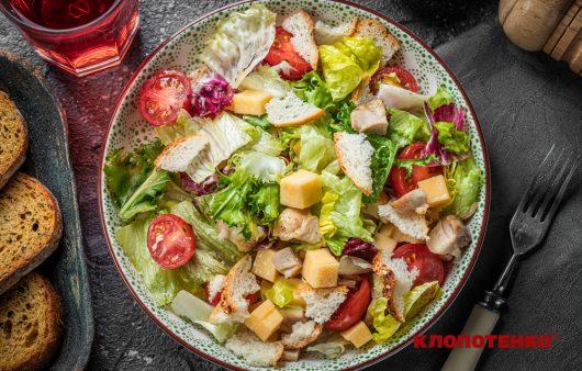 Апетитні та хрусткі: рецепти салатів з сухариками від Євгена Клопотенка