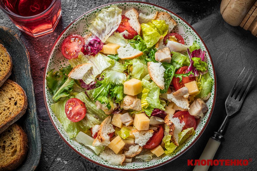 Салат з куркою та сиром