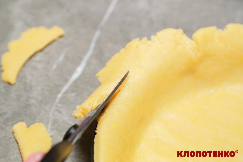Викладання тіста у форму та формування бортів пирога