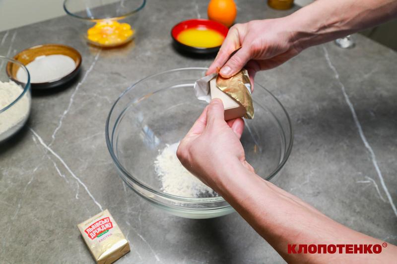 Додавання дріжджів у миску