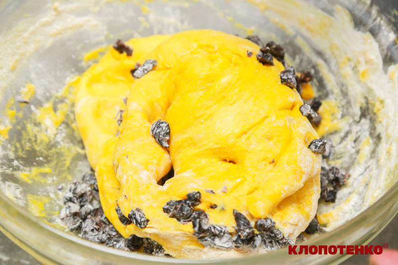 Додавання чорносливу у тісто