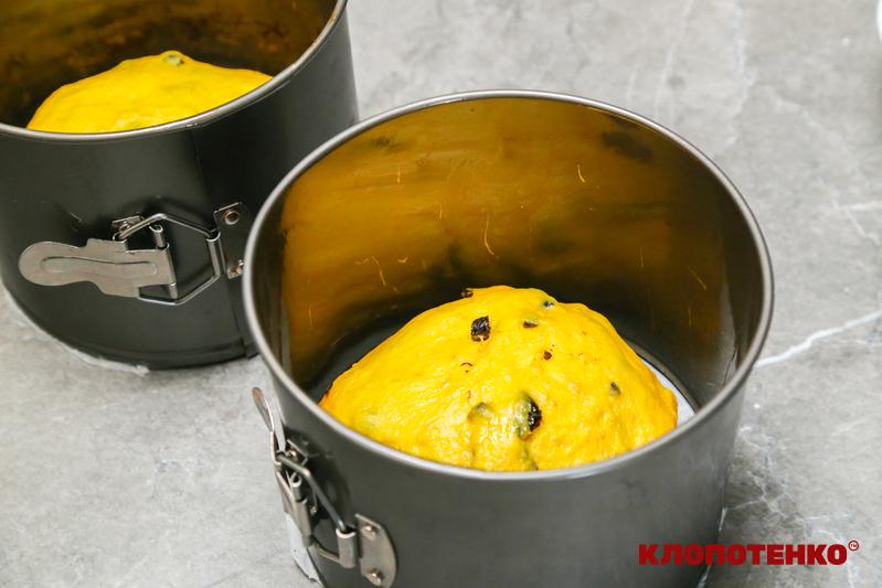 Викладання тіста у форми