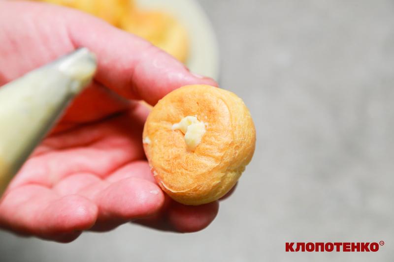 Начинювання тістечок шу кремом
