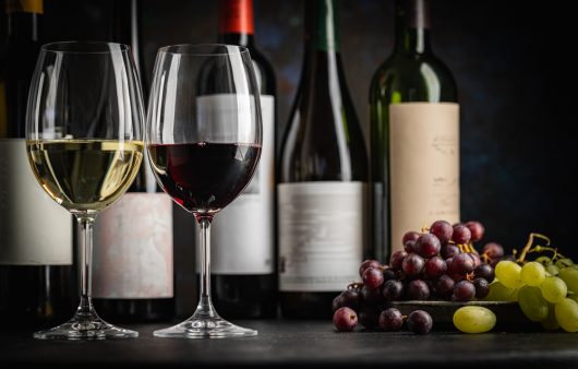 Червоне чи біле? Яке вино вважається кориснішим та чому