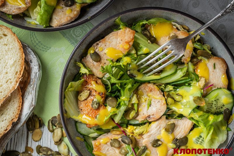 Салат з курячою грудкою та овочами 