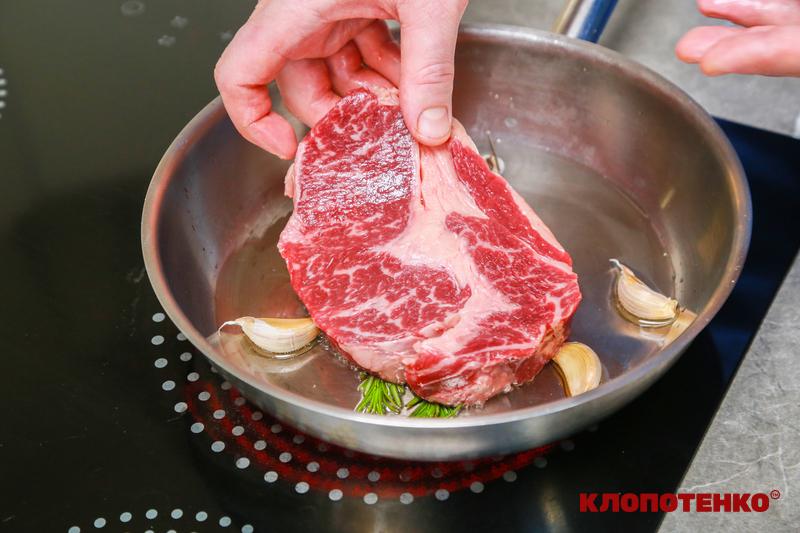 Викладання м'яса на пательню