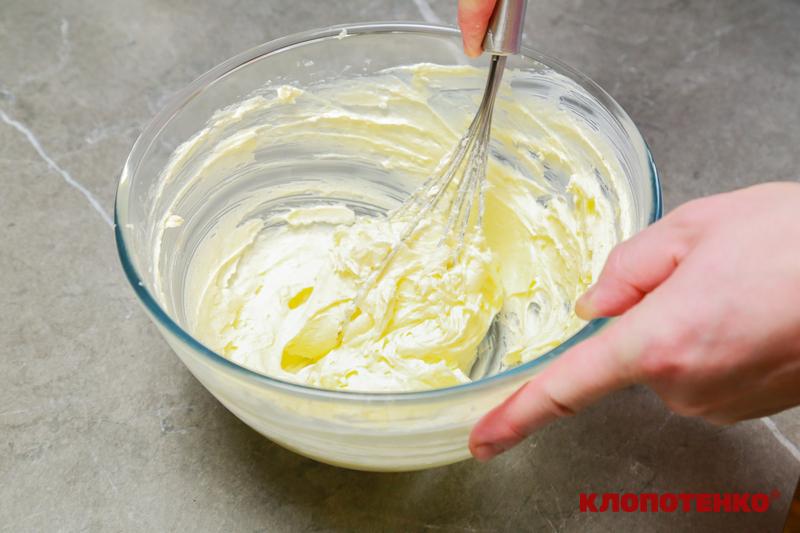 Змішування маскарпоне з цукром