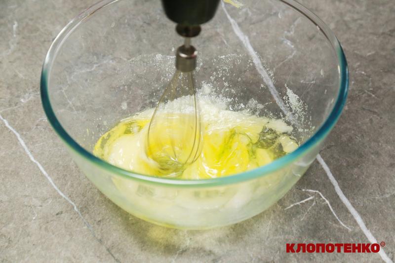 Збивання білків з цукром