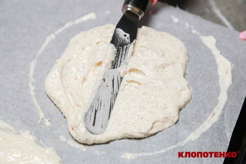 Викладання тіста на коржі