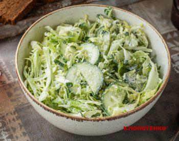 салат з молодою капустою та огірком