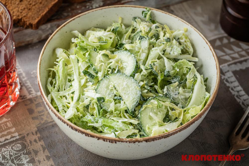 салат з молодою капустою та огірком