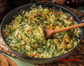 Тушкована капуста в сметані