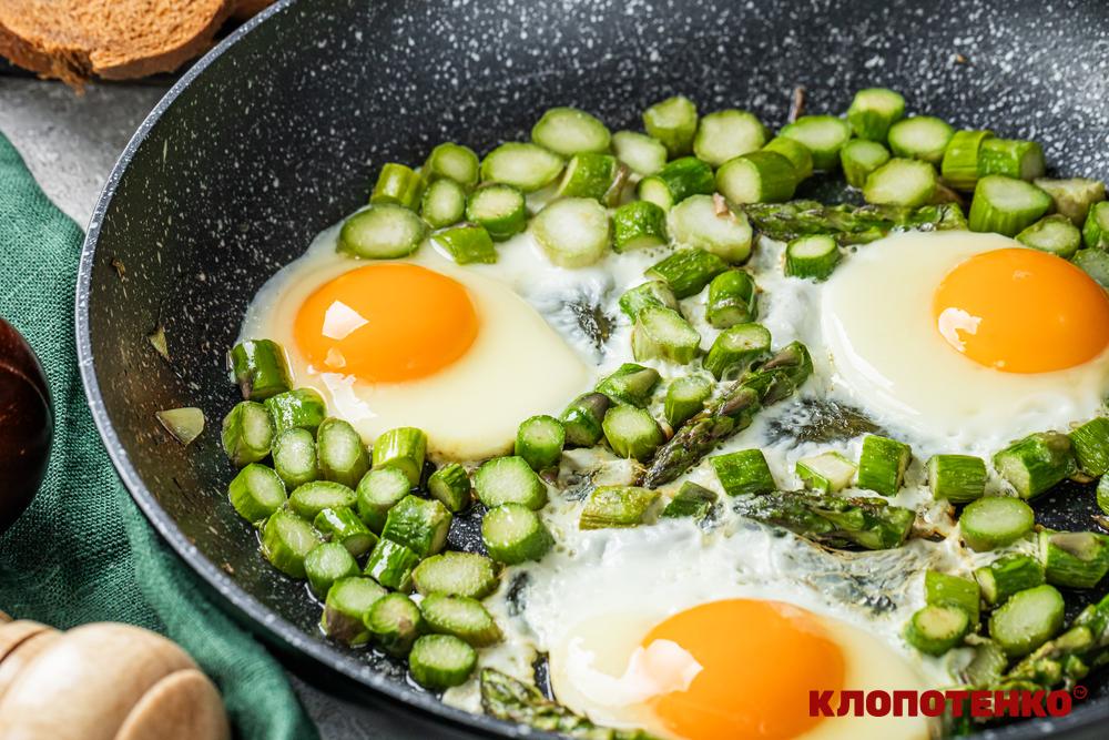 яєчня зі спаржею