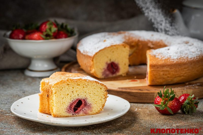 Шарлотка з полуницею