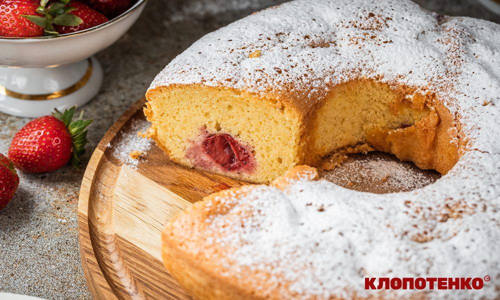 Шарлотка з полуницею