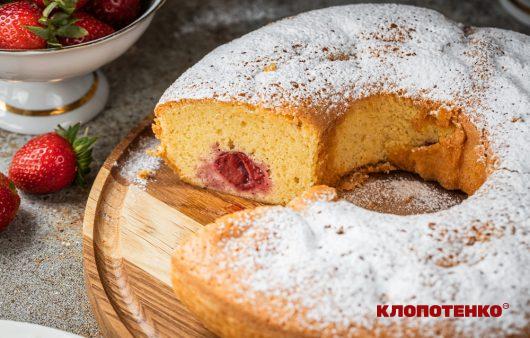 Шарлотка з полуницею