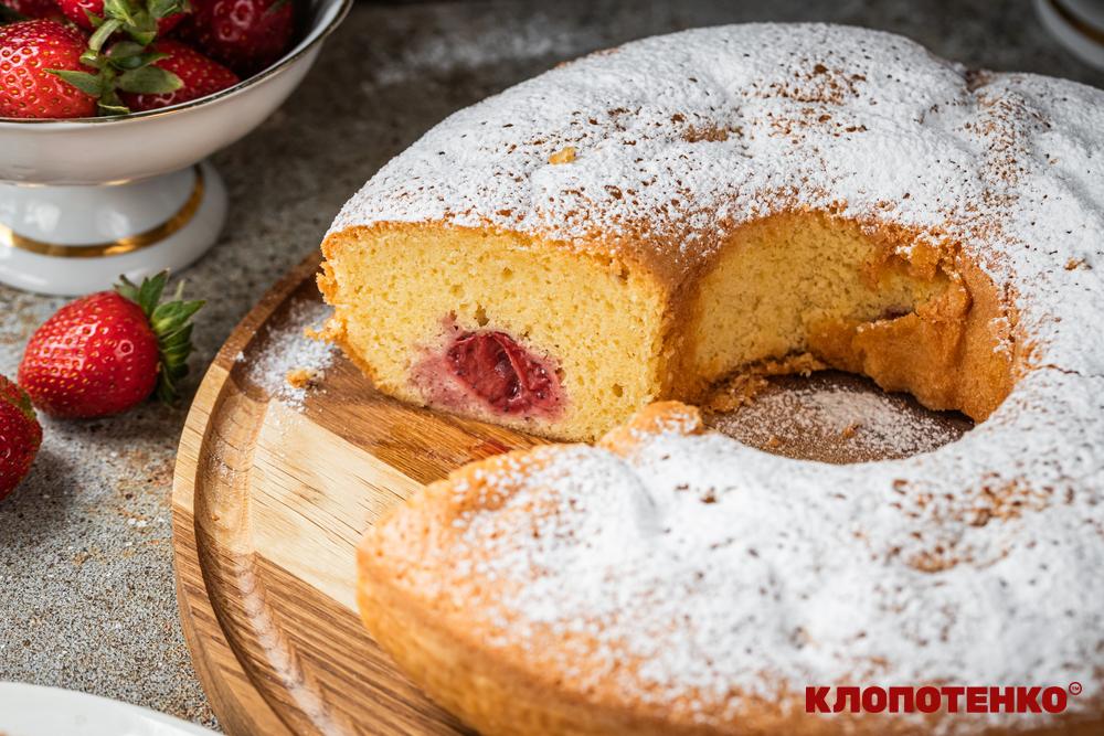 Шарлотка з полуницею