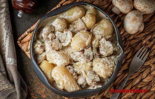 Молода картопля тушкована з грибами