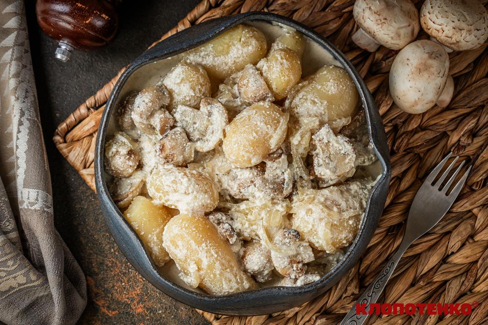 Молода картопля тушкована з грибами