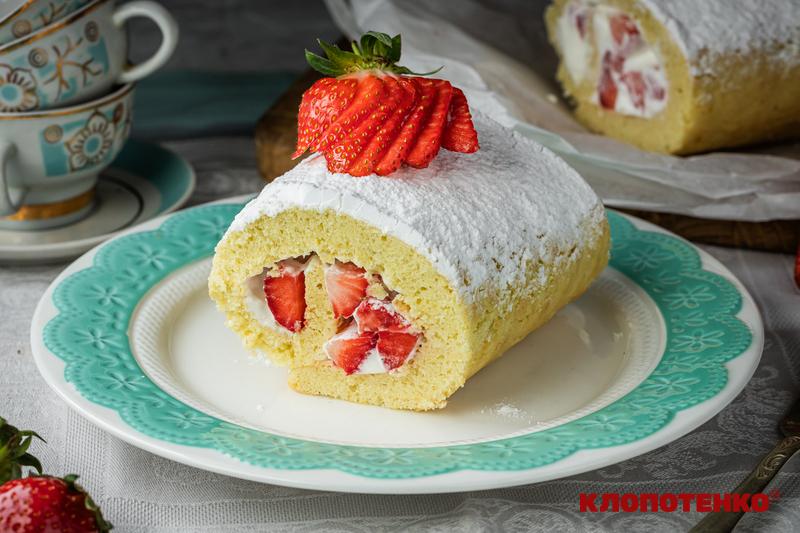 бісквітний рулет з полуницею