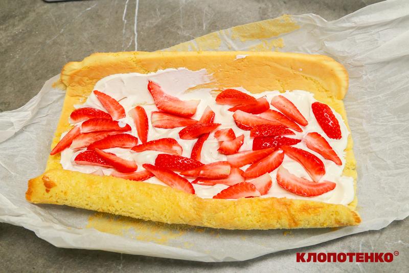 бісквітний рулет з полуницею