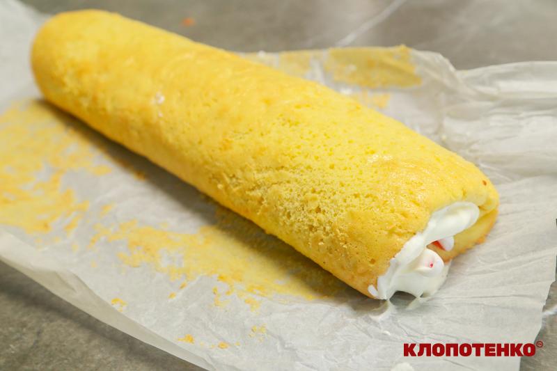 бісквітний рулет з полуницею