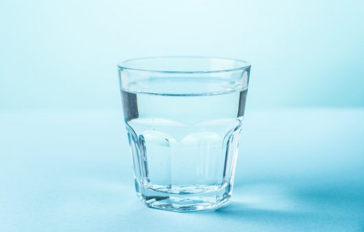 Сім простих порад, як почати пити більше води та навіщо це потрібно