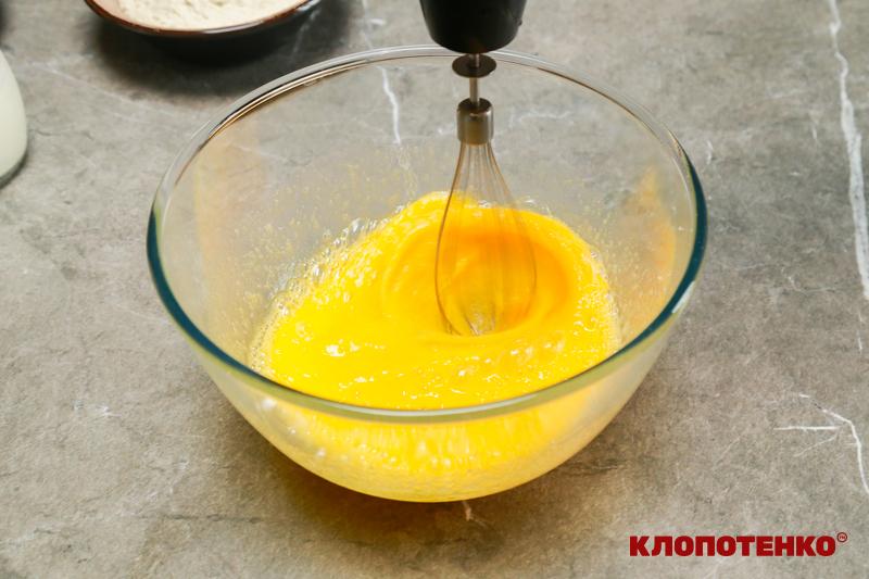 Збивання яєць з цукром