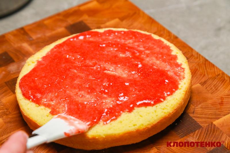 Змащування коржів сиропом