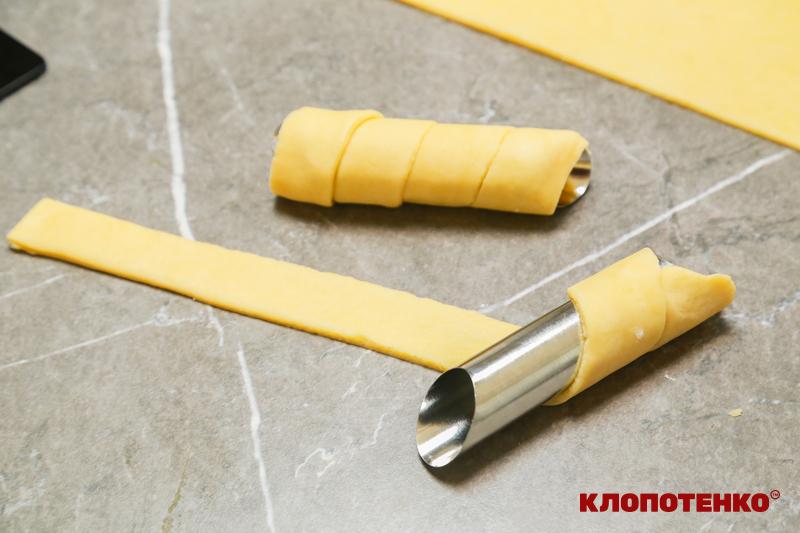 Накручування тіста на конуси