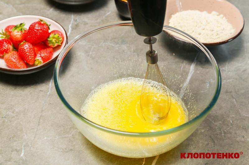 Збивання яєць з цукром