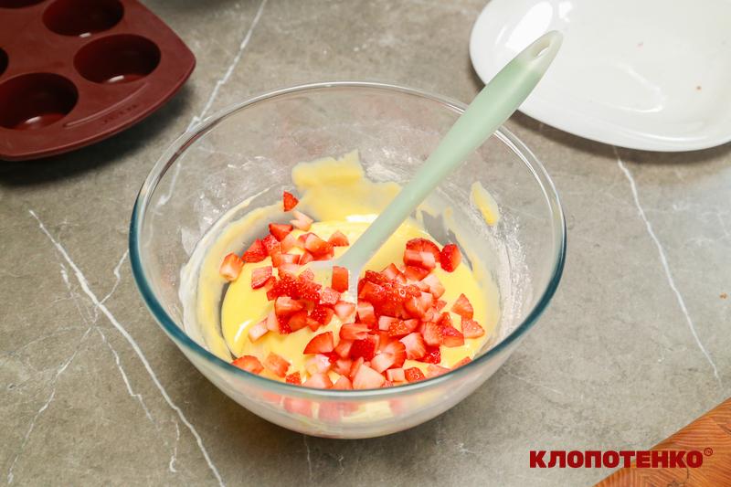 Додавання полуниці в тісто