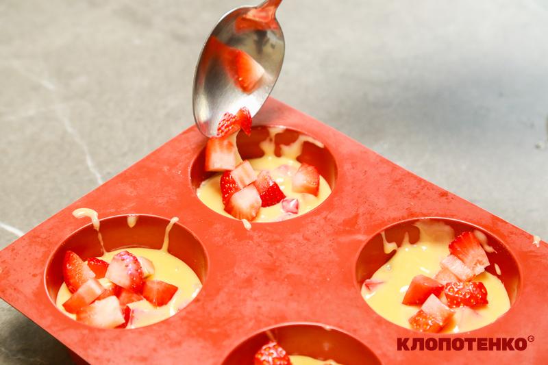 Викладання тіста у форми