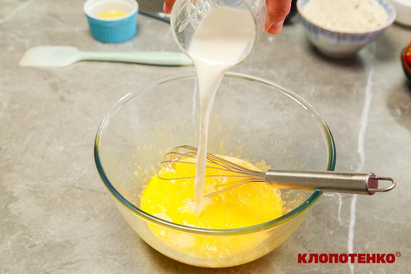 Змішування яєць з молоком та цукром