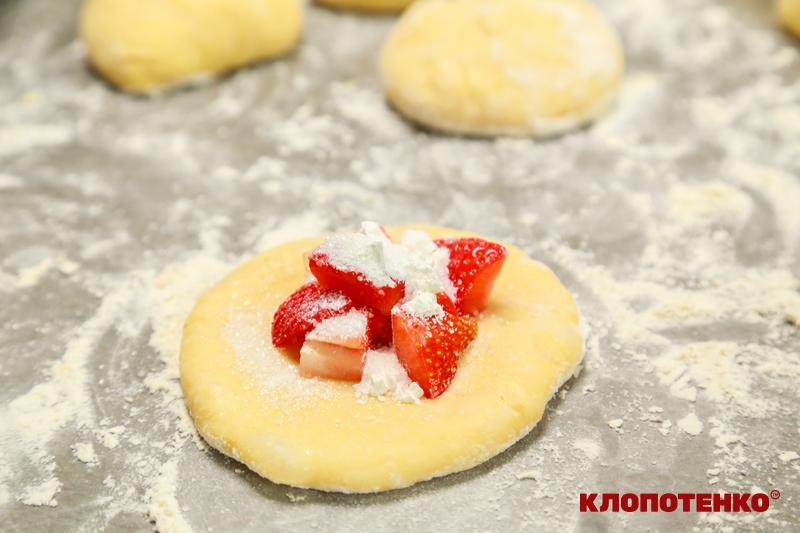 Викладання начинки на пиріжок