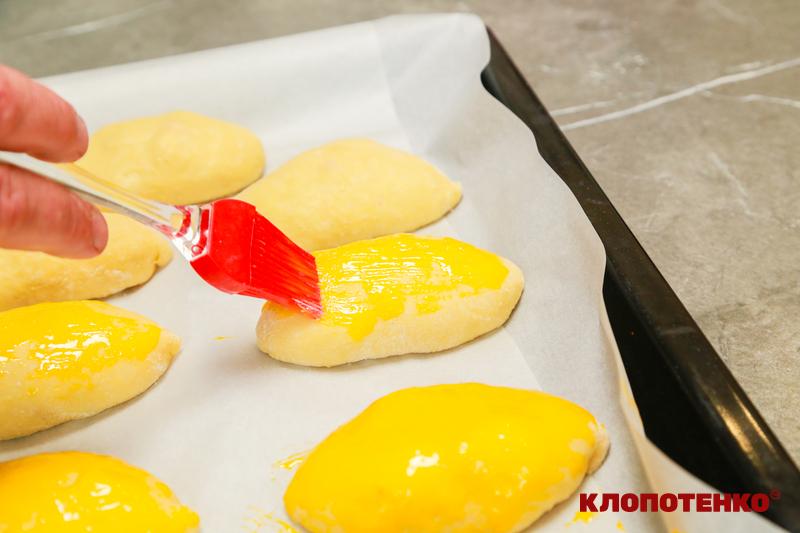 Змащування пиріжків яєчним жовтком
