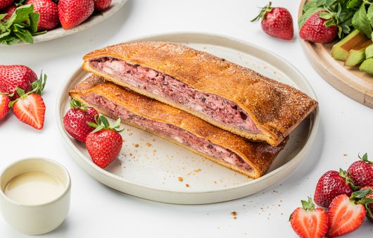 Пироги з ревенем та полуницею. Гастробренд «Періг» запрошує скуштувати лімітовані сезонні позиції