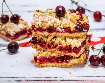 тертий пиріг з вишнями