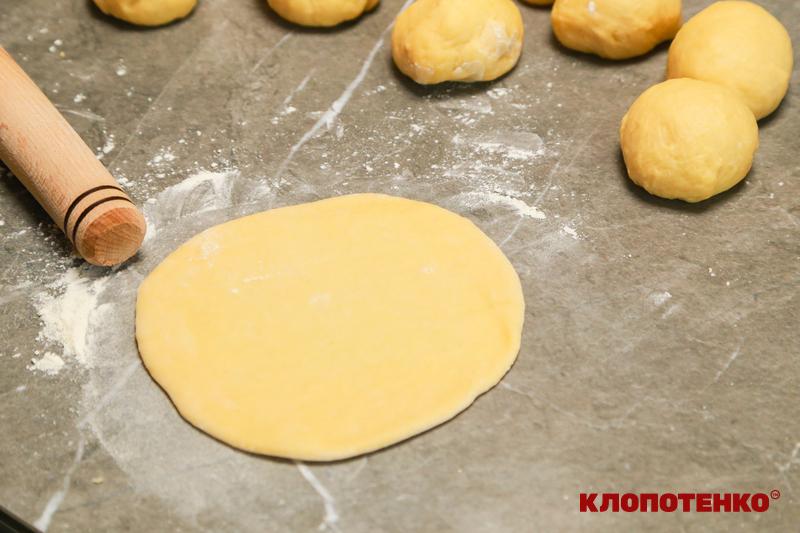 тісто булочки з вишнями