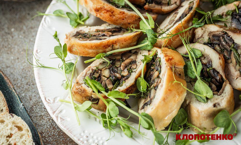 Курячий рулет з печериціями